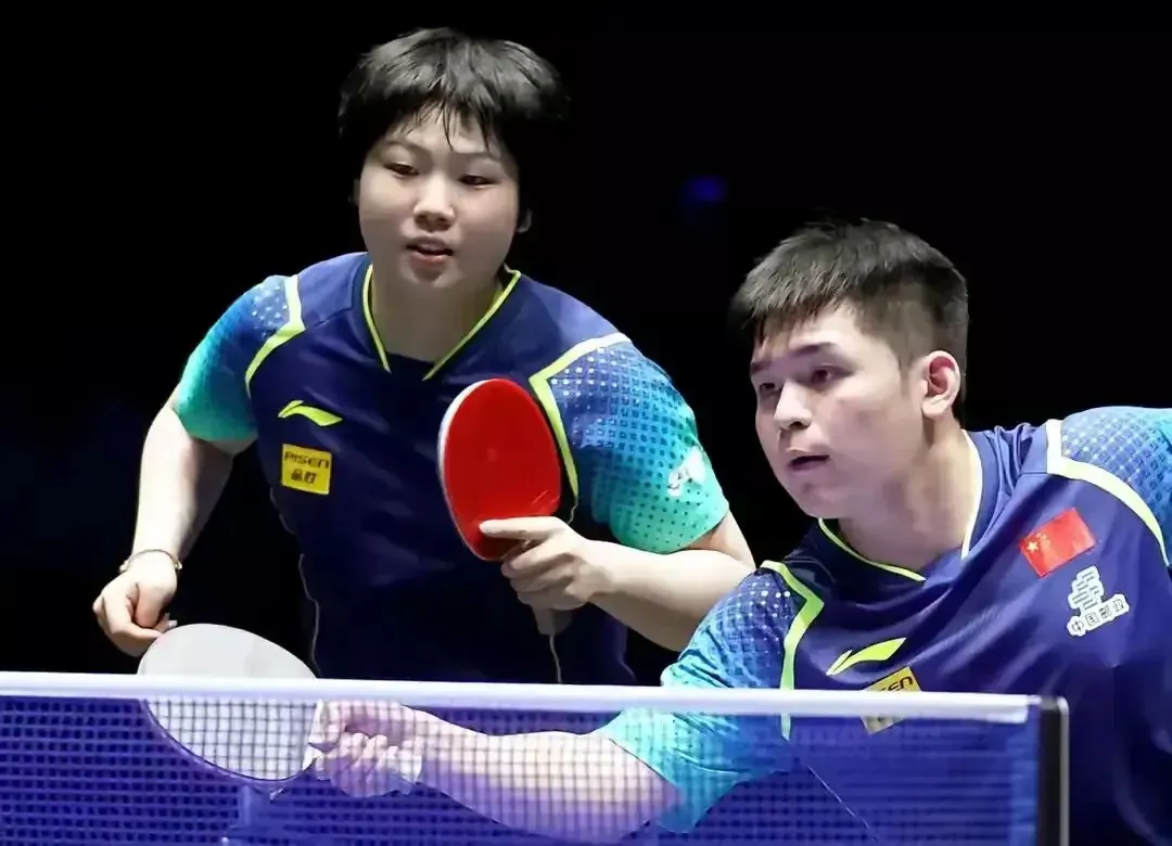 体操邀请赛焦点战：塞外麒麟队绝杀西城旋风队，新星闪耀。(凤鸣凌霄体操队表演视频)