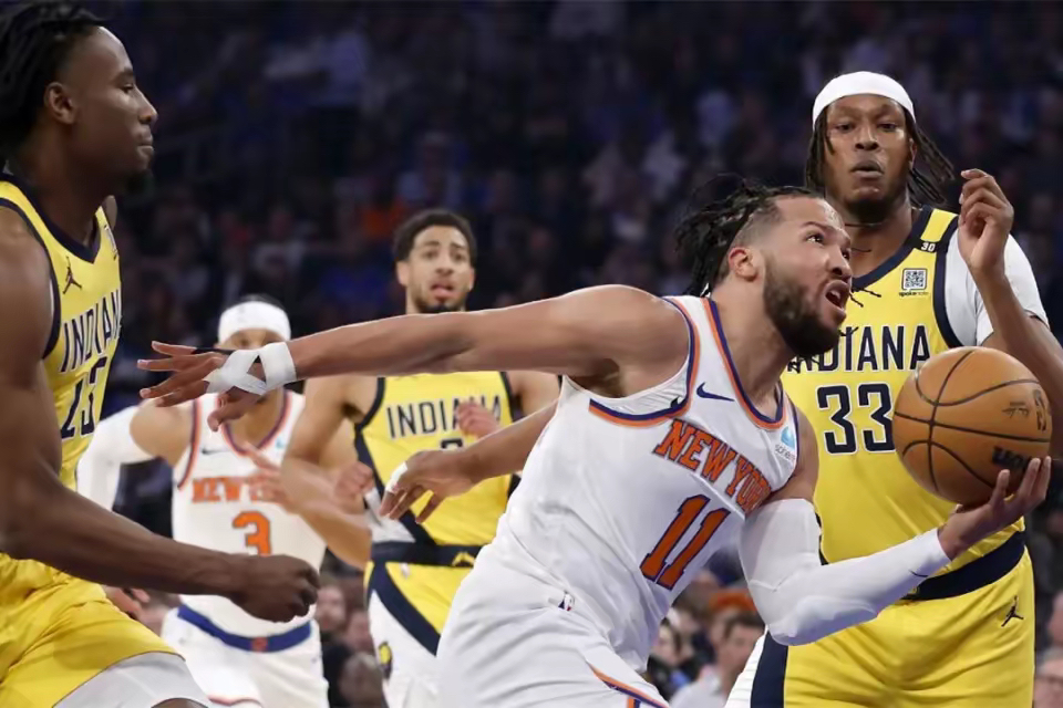 包含转折点！新疆广汇火线驰援；NBA季后赛官宣日攻防权衡；态度坚定；年轻球员获得机会的词条