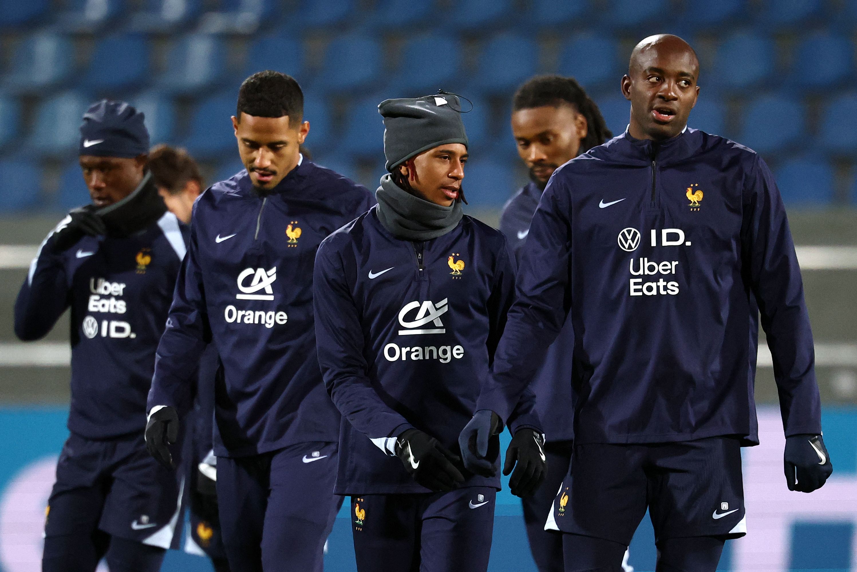 包含法国杯赛程吃紧，里昂转会期状态回暖，底气十足，轮换策略成焦点的词条